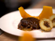 Ibéricobäckchen mit Knusperkartoffeln, lila Möhren und Kürbisspalten - Rezept - Bild Nr. 7025