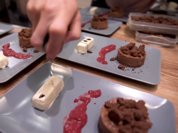 Schokoladenküchlein, Kürbiskerne, Pflaumenmousse und Vanilleparfait - Rezept - Bild Nr. 2