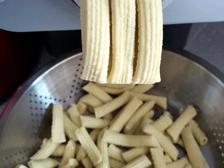 Rezept: Nudelröhren in geräuchertem Olivenoel und Parmesan Bild Nr. 2 Nudelröhren in geräuchertem Olivenoel und Parmesan - Rezept - Bild Nr. 2