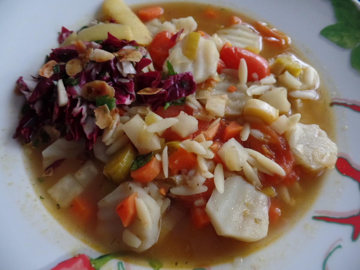 Topinambur-Suppe mit Risoni-Nudeln und on Top mit Radicchio-Salsa ...