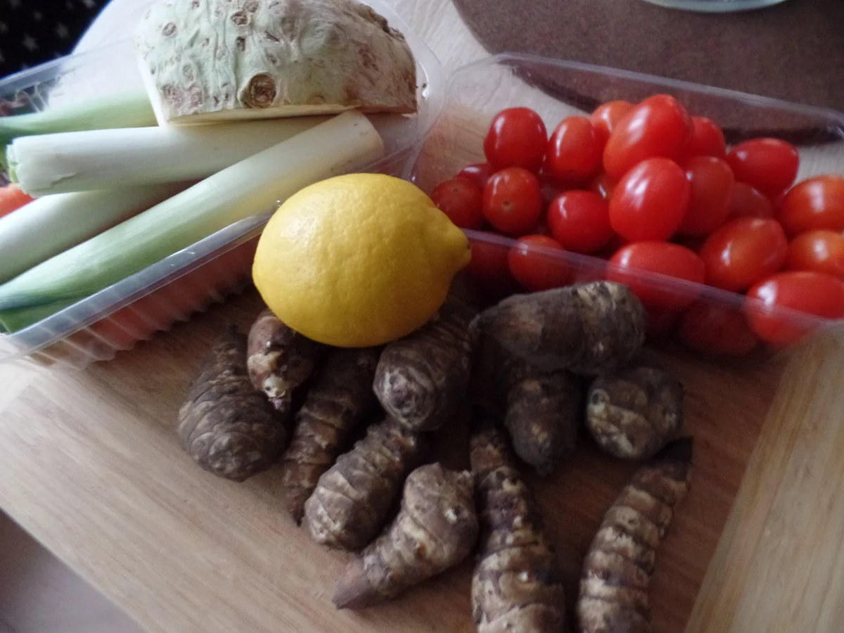 Topinambur-Suppe mit Risoni-Nudeln und on Top mit Radicchio-Salsa - Rezept - Bild Nr. 7035