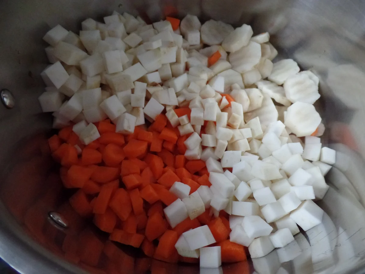 Topinambur-Suppe mit Risoni-Nudeln und on Top mit Radicchio-Salsa - Rezept - Bild Nr. 7036