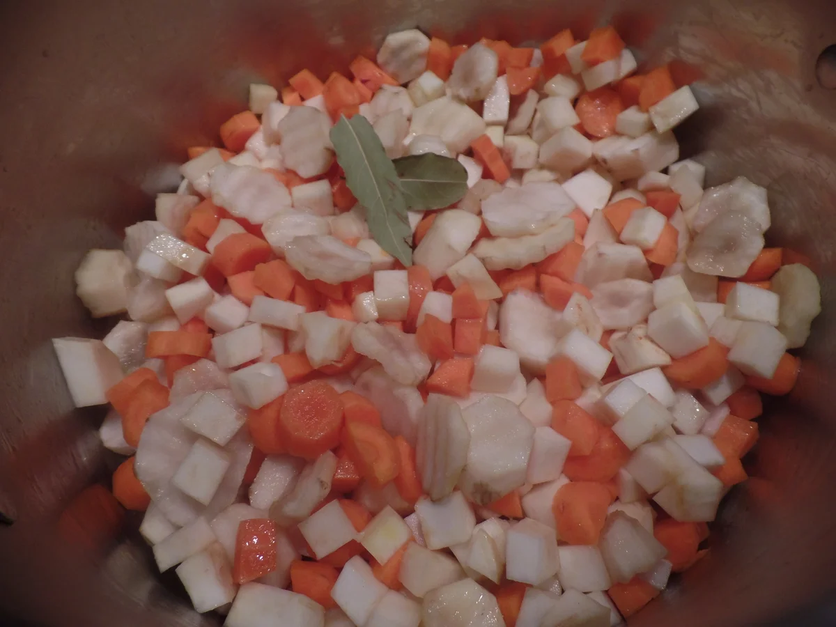 Topinambur-Suppe mit Risoni-Nudeln und on Top mit Radicchio-Salsa - Rezept - Bild Nr. 7038