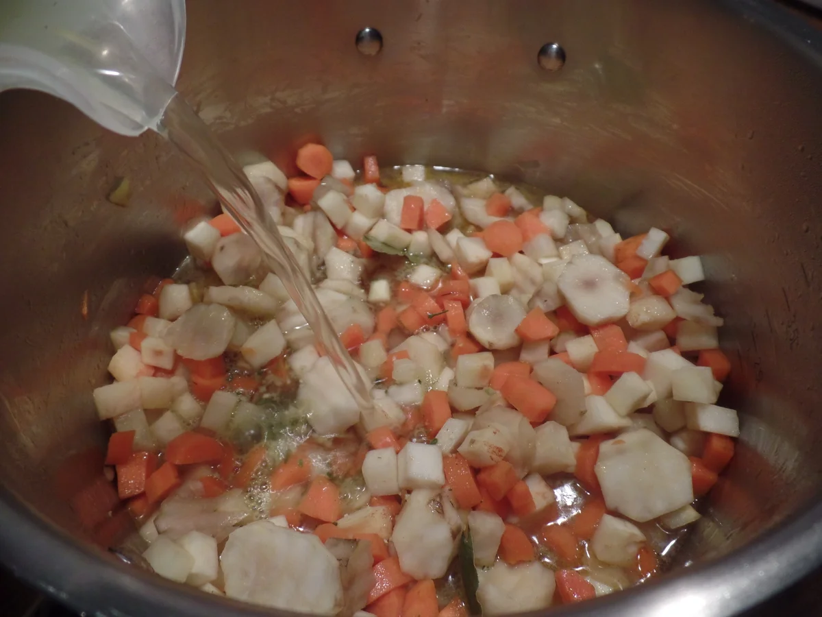 Topinambur-Suppe mit Risoni-Nudeln und on Top mit Radicchio-Salsa - Rezept - Bild Nr. 7039