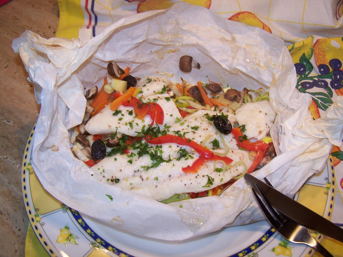 Fischfilet auf einem Gemüse -Bett als Bonbon verpackt - Rezept - kochbar.de