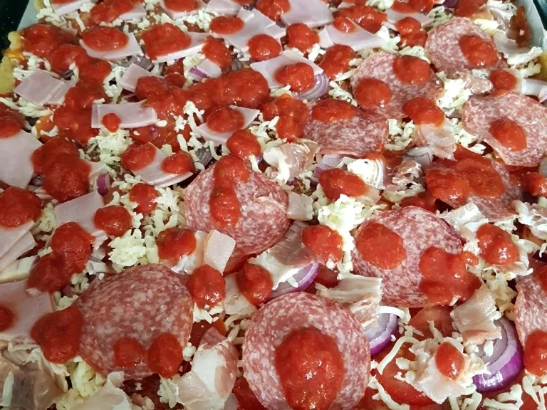 Rezept: Pizza (wenn das Fleisch nicht drauf liegen würde sogar VEGAN) Bild Nr. 4 Pizza (wenn das Fleisch nicht drauf liegen würde sogar VEGAN) - Rezept - Bild Nr. 4