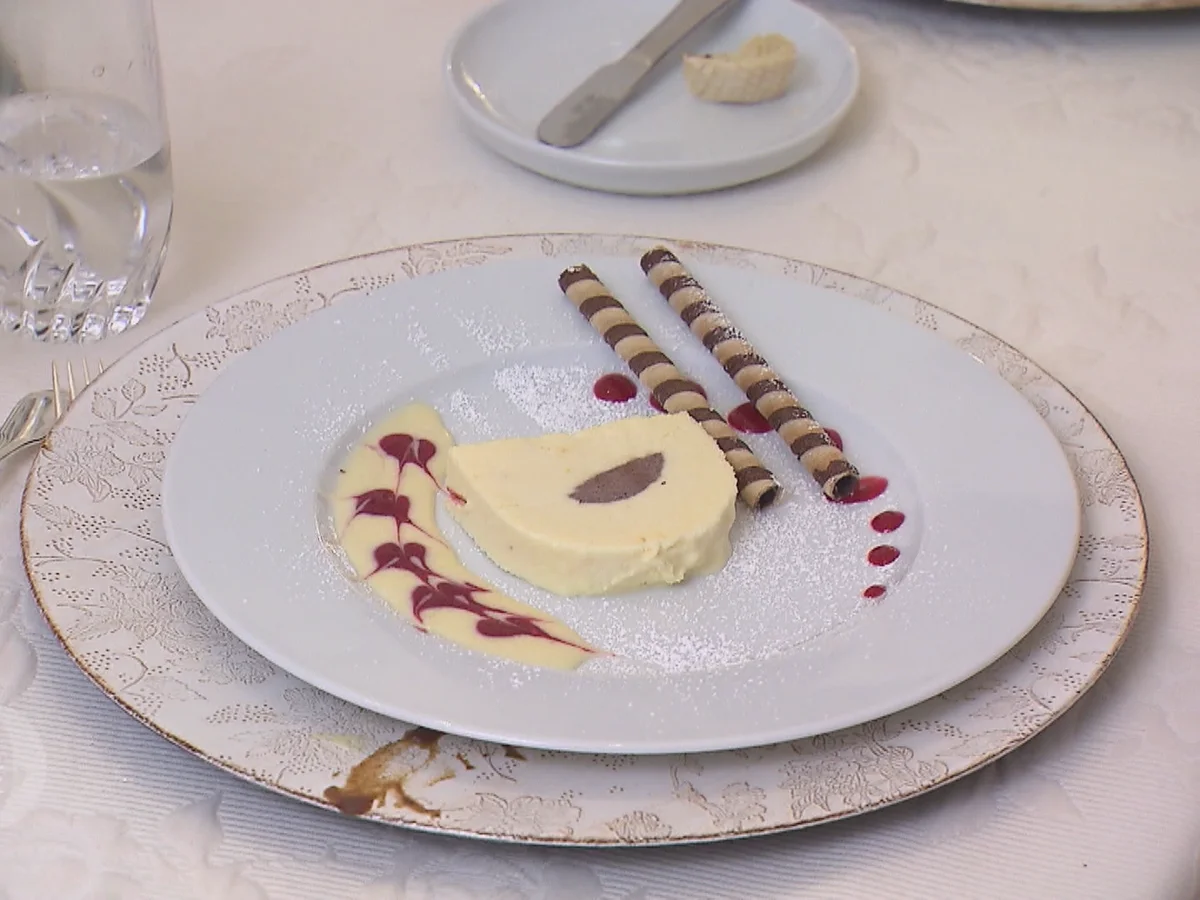 Parfait von weißer Schokolade mit Himbeer-und Vanillesauce - Rezept - Bild Nr. 2