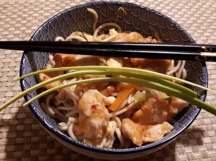 Chinesische Bratnudeln mit Ei, Huhn und Shrimps - einfach - von wanda0201 Chinesische Bratnudeln mit Ei, Huhn und Shrimps - einfach - von wanda0201
