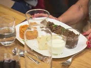 Adana Spieß mit Bulgur, Brot und zweierlei Dips  - Rezept - Bild Nr. 7076