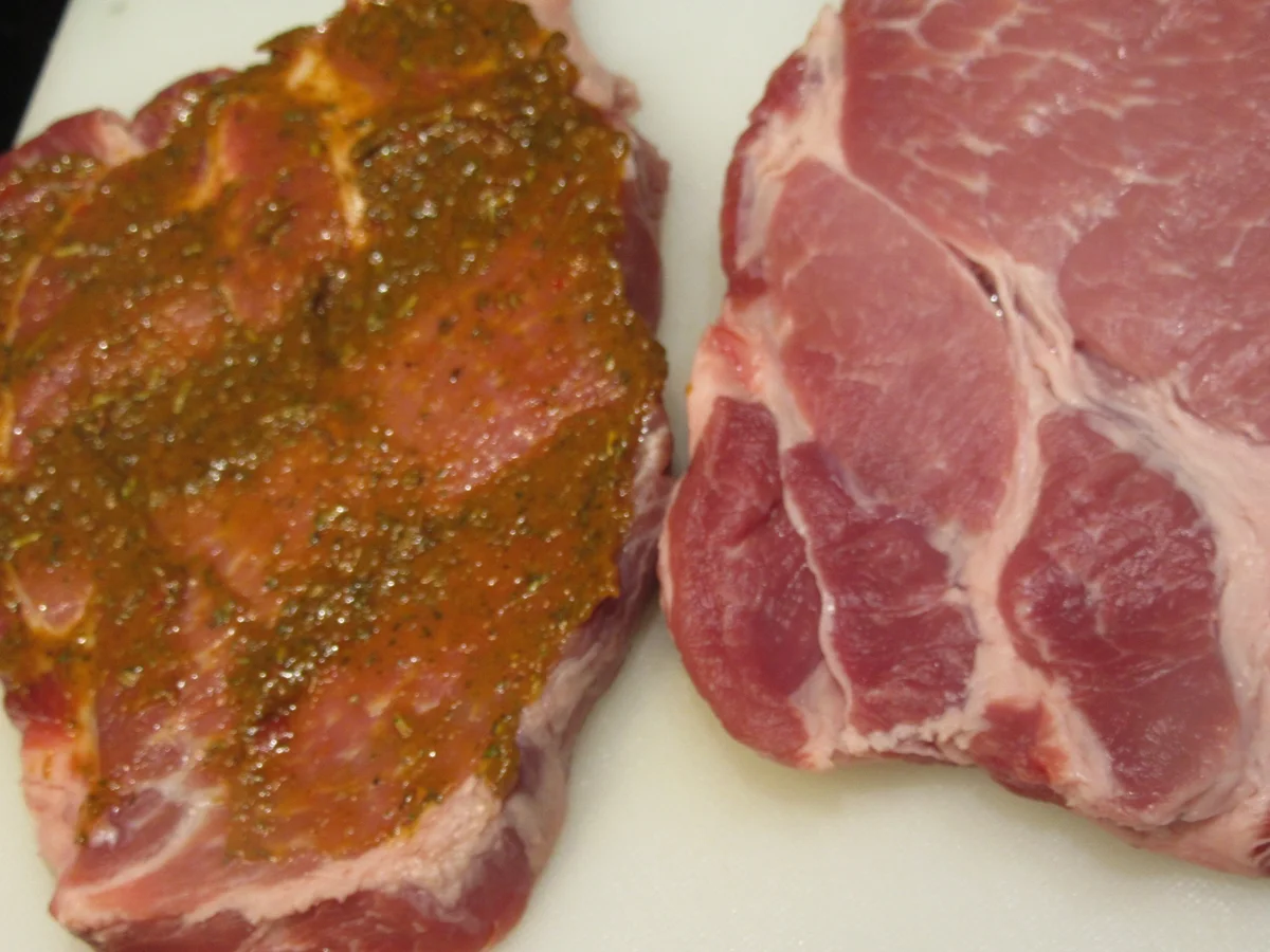 Rezept: Fleisch: Nackensteak aus dem Rohr mit Ajvar-Zwiebeln Bild Nr. 7084 Fleisch: Nackensteak aus dem Rohr mit Ajvar-Zwiebeln - Rezept - Bild Nr. 7084