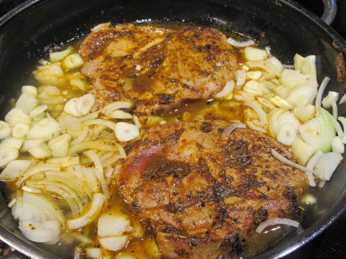 Rezept: Fleisch: Nackensteak aus dem Rohr mit Ajvar-Zwiebeln Bild Nr. 7085 Fleisch: Nackensteak aus dem Rohr mit Ajvar-Zwiebeln - Rezept - Bild Nr. 7085