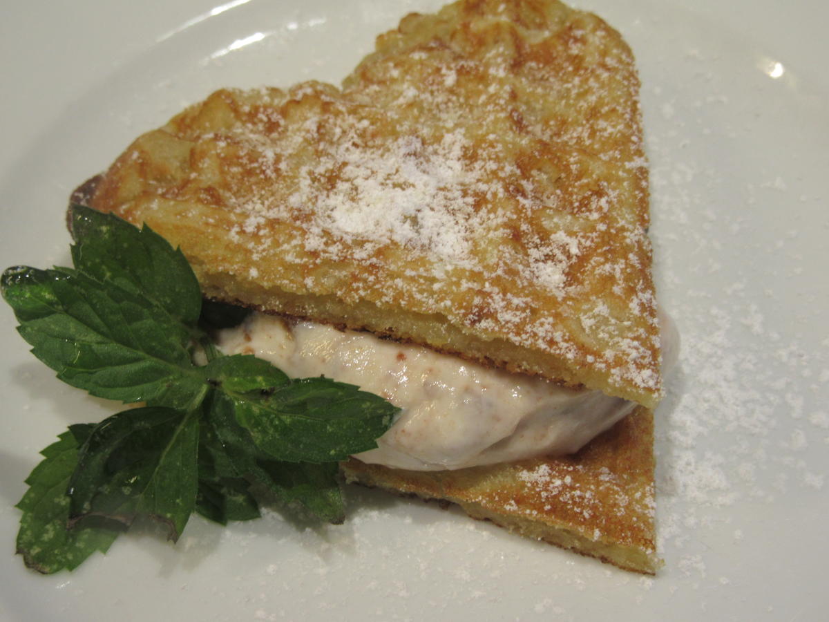 Backen: Kernige Sahnewaffeln mit Joghurt Powidl*-Füllung - schnell ...