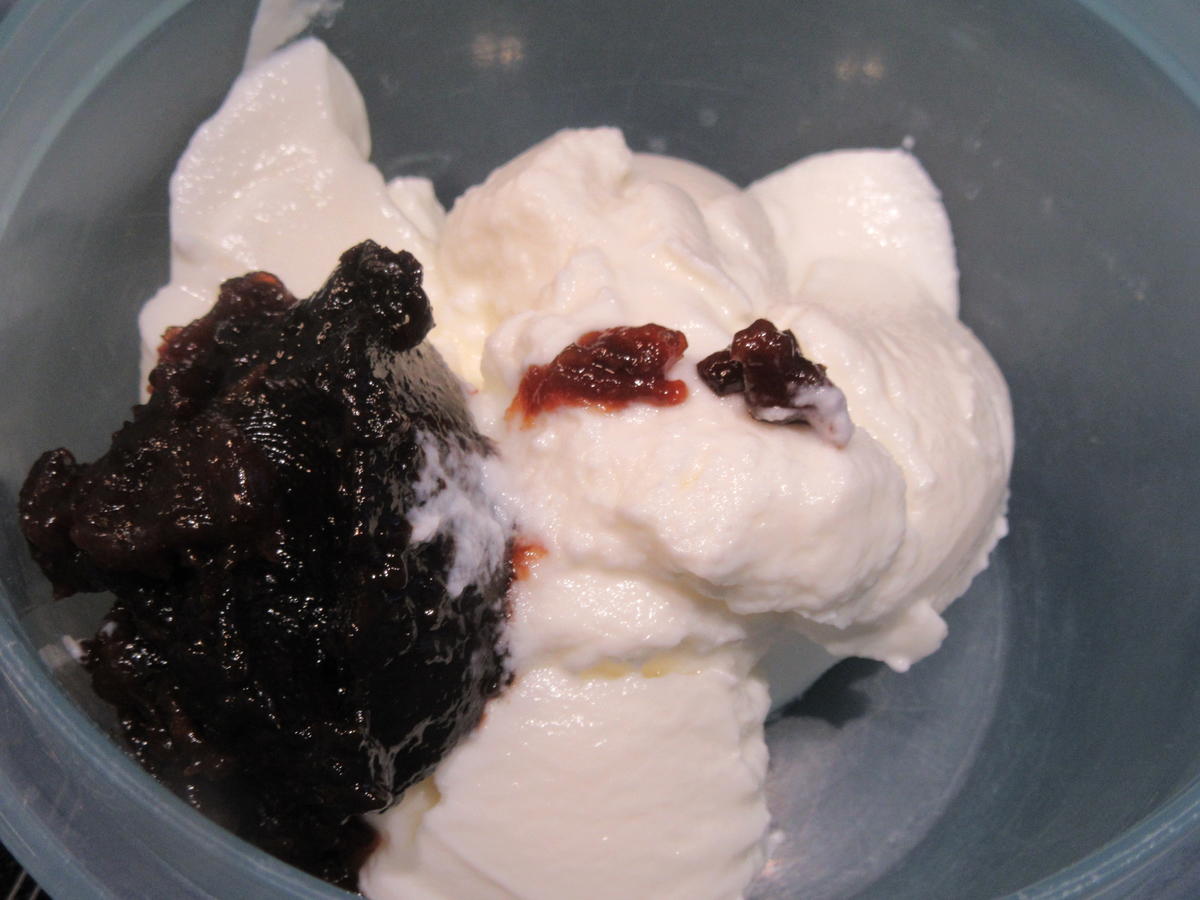 Backen: Kernige Sahnewaffeln mit Joghurt Powidl*-Füllung - schnell ...