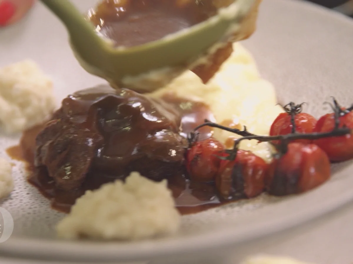 Kalbsbäckchen mit getrüffeltem Kartoffelstampf und karamellisierten Ofentomaten - Rezept - Bild Nr. 2