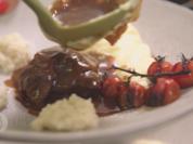 Kalbsbäckchen mit getrüffeltem Kartoffelstampf und karamellisierten Ofentomaten - Rezept - Bild Nr. 2