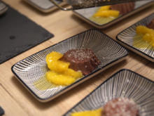 Schokoladen-Panna-Cotta auf Orangenspiegel, mit einem Tiramisu-Türmchen - Rezept - Bild Nr. 7095