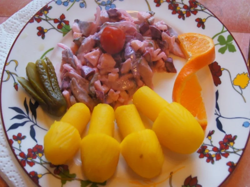 Herzhafter Matjessalat mit Kartoffelpilzen - Rezept - Bild Nr. 2