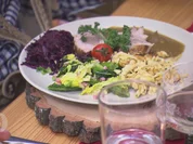 Frische Lendchen gefüllt mit Bratwurstbrät, dazu Petersilienspätzle und Gemüse - Rezept - Bild Nr. 3