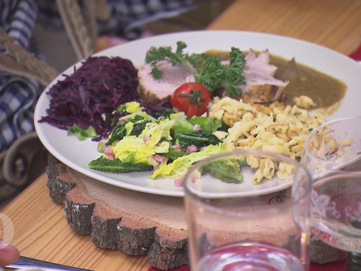 Frische Lendchen gefüllt mit Bratwurstbrät, dazu Petersilienspätzle und ...
