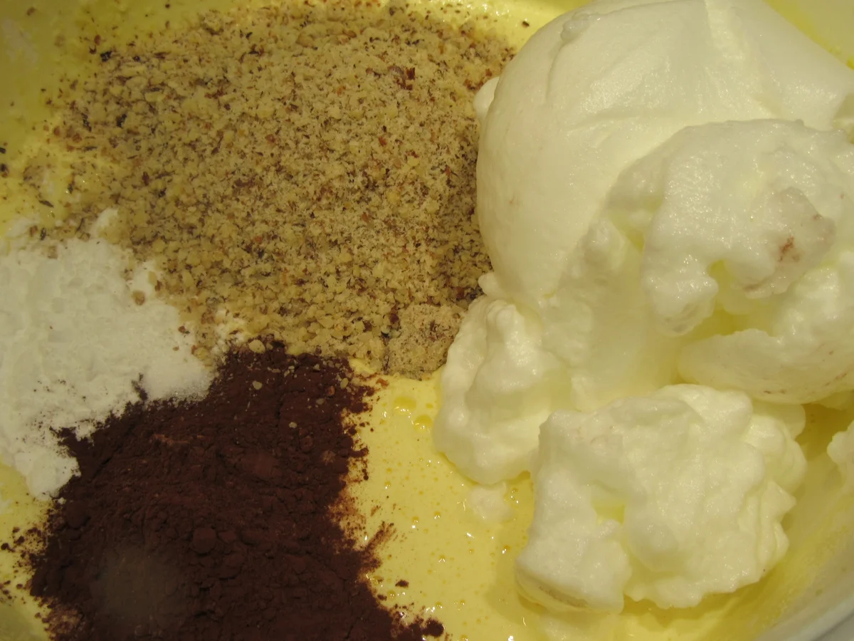 Backen: Nuss-Biskuitrolle mit Fruchtfüllung - Rezept - Bild Nr. 7116