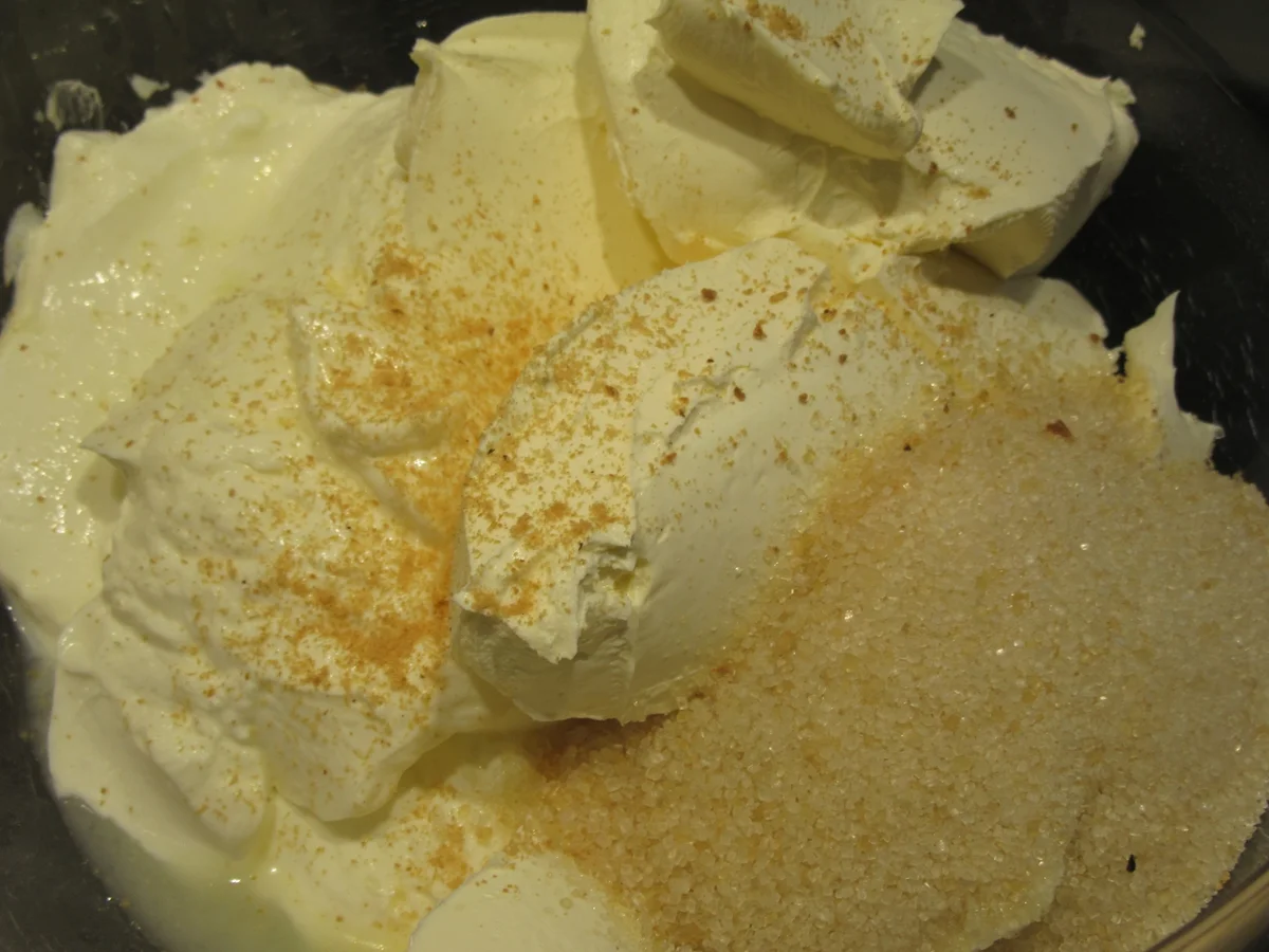 Backen: Nuss-Biskuitrolle mit Fruchtfüllung - Rezept - Bild Nr. 7122