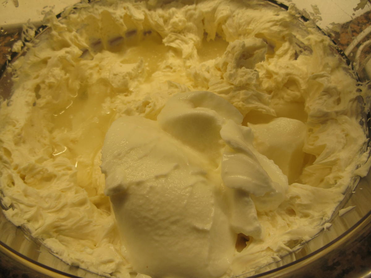 Backen: Nuss-Biskuitrolle mit Fruchtfüllung - von lunapiena