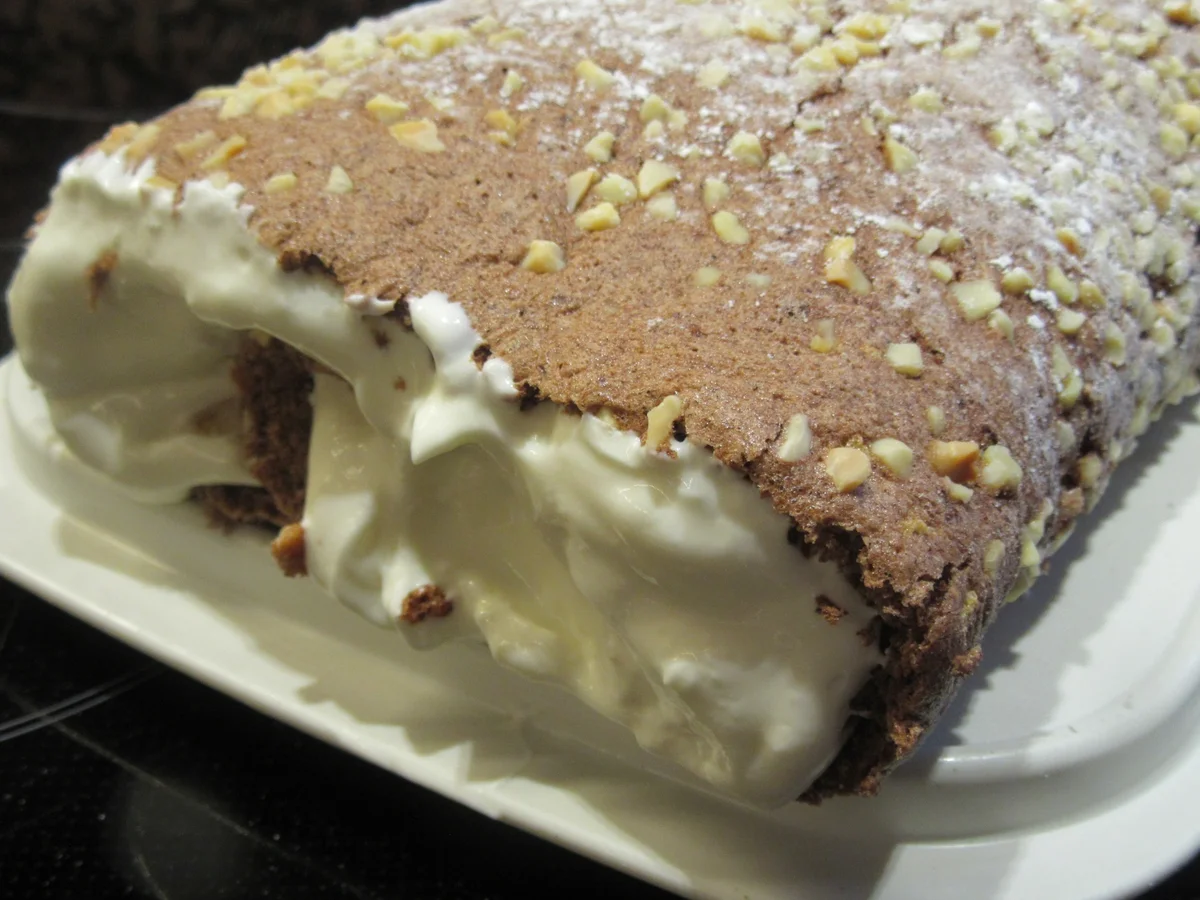 Backen: Nuss-Biskuitrolle mit Fruchtfüllung - Rezept - Bild Nr. 7127