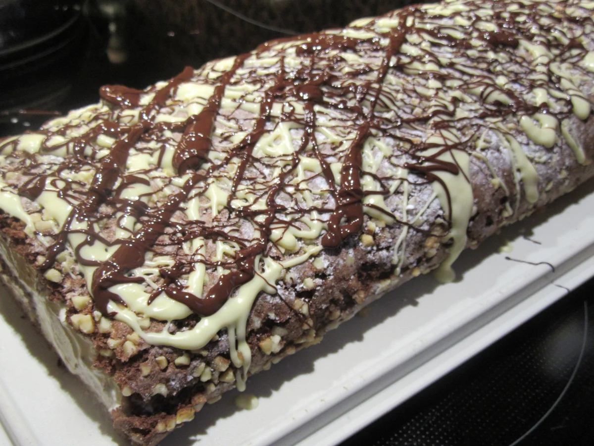 Backen: Nuss-Biskuitrolle mit Fruchtfüllung - Rezept - Bild Nr. 7129