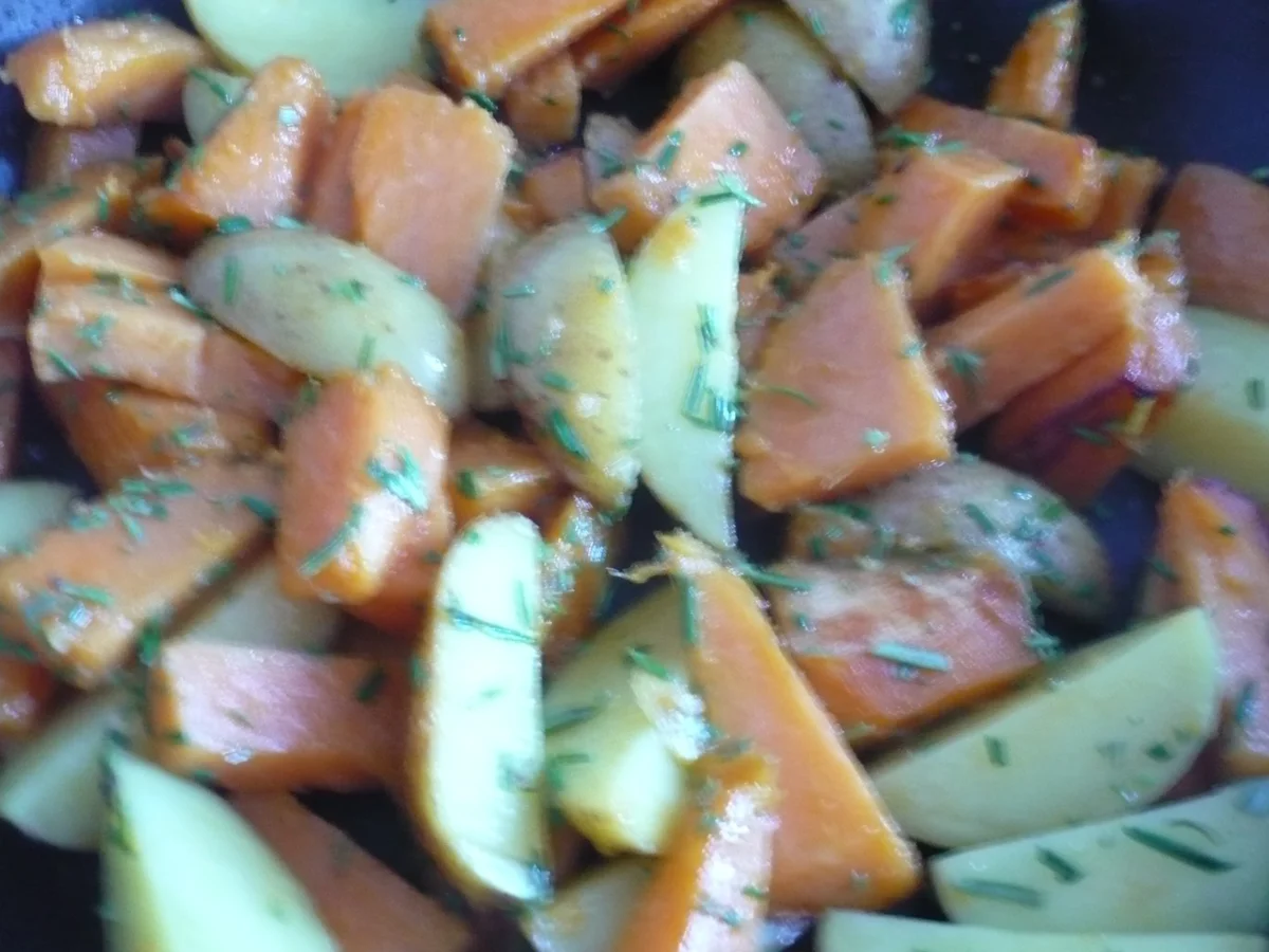 Hähnchenschenkel mit Kartoffelspalten - Rezept - Bild Nr. 7140