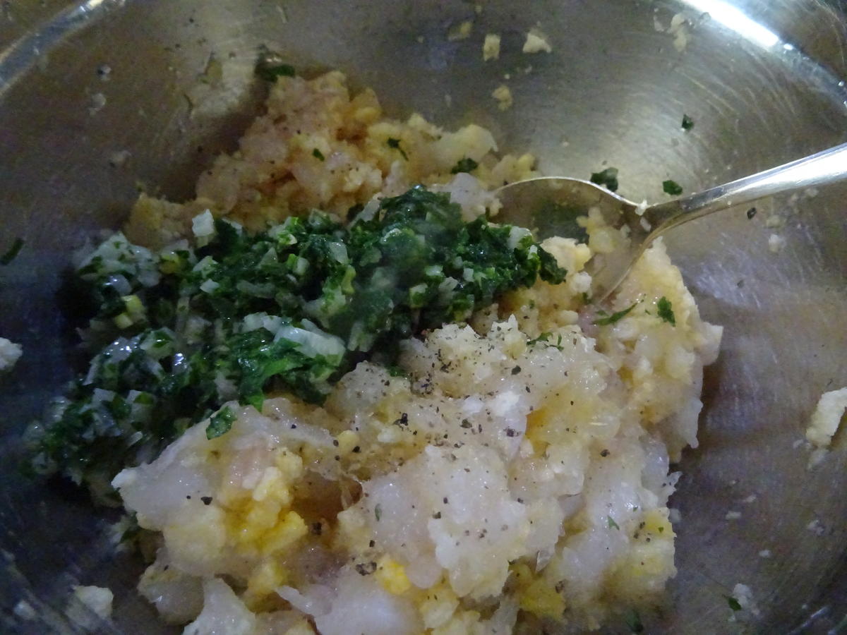 Fisch-Frikadellen mit buntem Kartoffelsalat und Ajvar-Dip - Rezept - Bild Nr. 7141