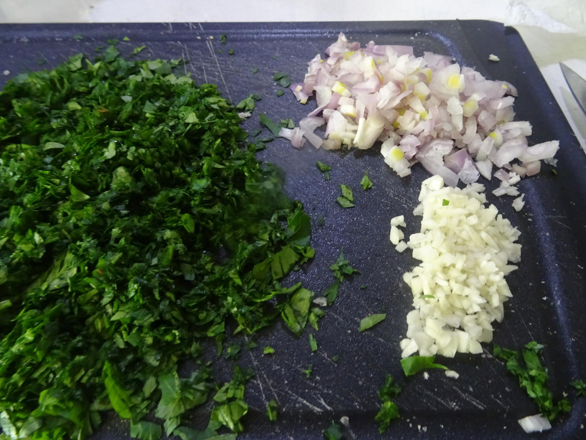 Fisch-Frikadellen mit buntem Kartoffelsalat und Ajvar-Dip - Rezept - Bild Nr. 7143