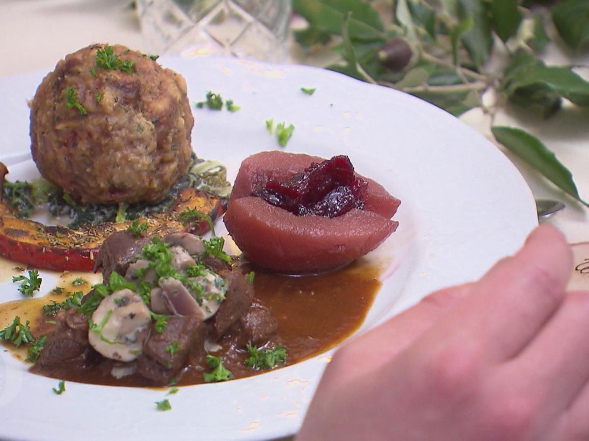 Rehragout mit Rahmpilzen, dazu Rote Bete Knödel auf Wirsinggemüse - von ... Rehragout mit Rahmpilzen, dazu Rote Bete Knödel auf Wirsinggemüse - von ...