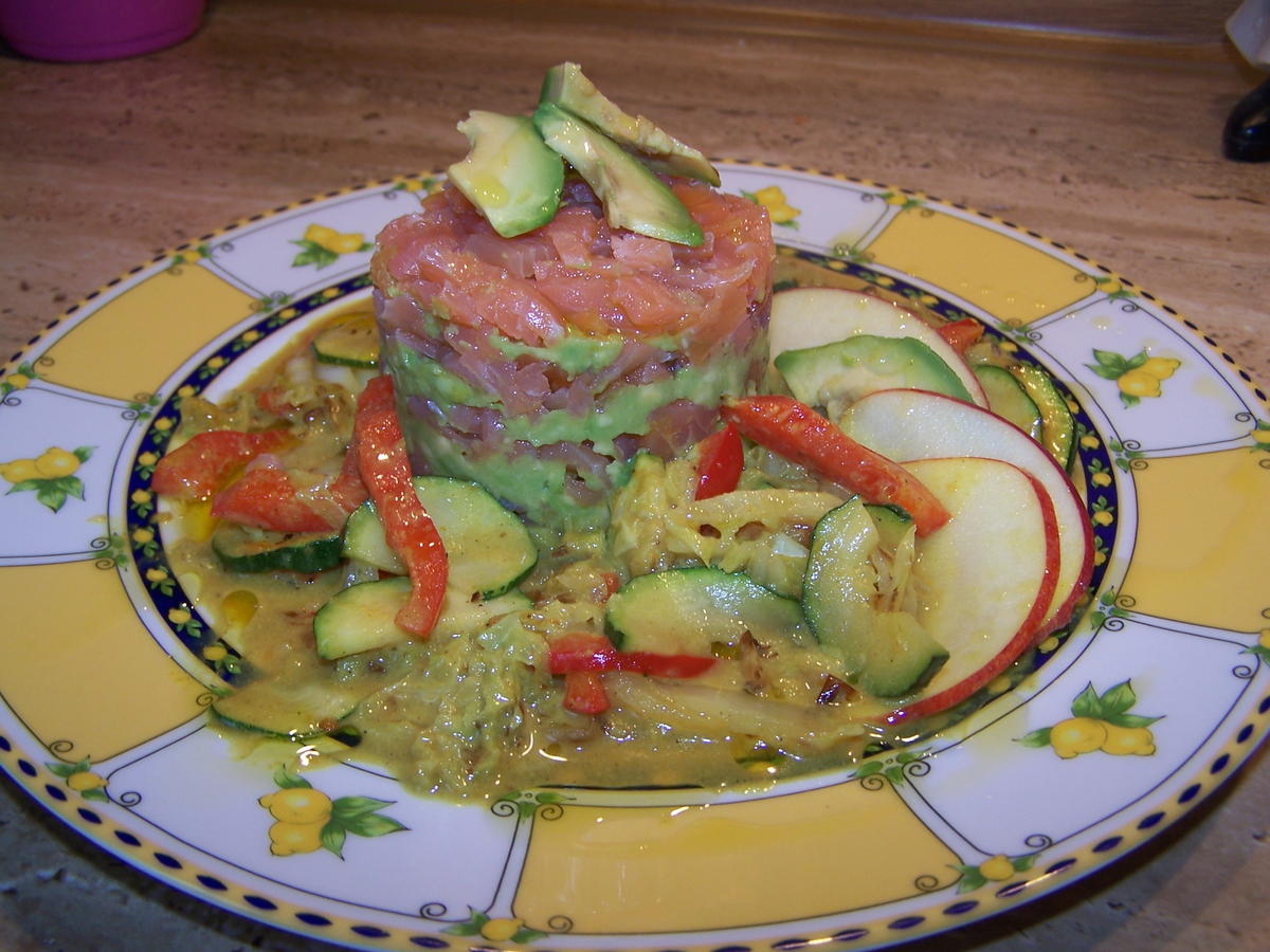 Räucherlachs Tatar mit Avocado und Gemüse Soße - Rezept - kochbar.de