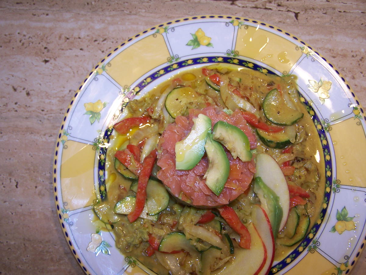 Räucherlachs Tatar mit Avocado und Gemüse Soße - Rezept - Bild Nr. 7163