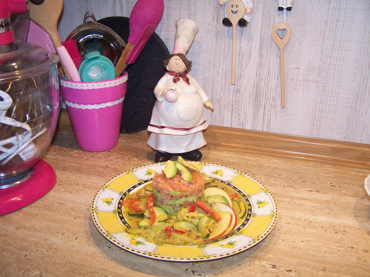 Räucherlachs Tatar mit Avocado und Gemüse Soße - Rezept - Bild Nr. 7170