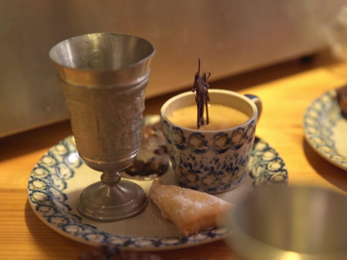 Birnenpudding mit Hasenöhrchen (Schmalzgebäck) und einem Früchtetaler ...