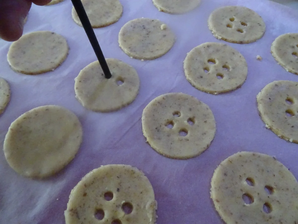 Rezept: Knusprige (Keks-)Knöpfe Bild Nr. 7175 Knusprige (Keks-)Knöpfe - Rezept - Bild Nr. 7175