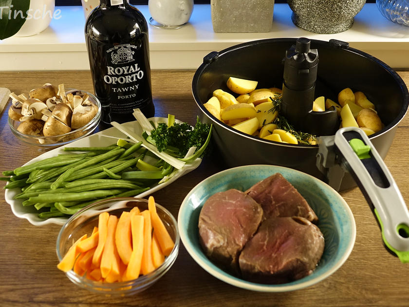 Rinderhüftsteak mit Speckbohnen &amp; Karottenpäckchen/ Champignons ...