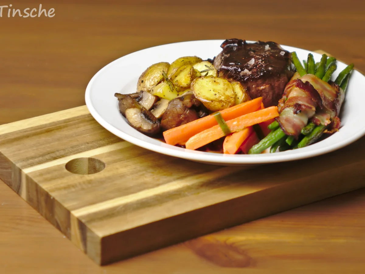 Rinderhüftsteak mit Speckbohnen; & Karottenpäckchen/ Champignons/ Rosmarinkartoffeln - Rezept - Bild Nr. 7198