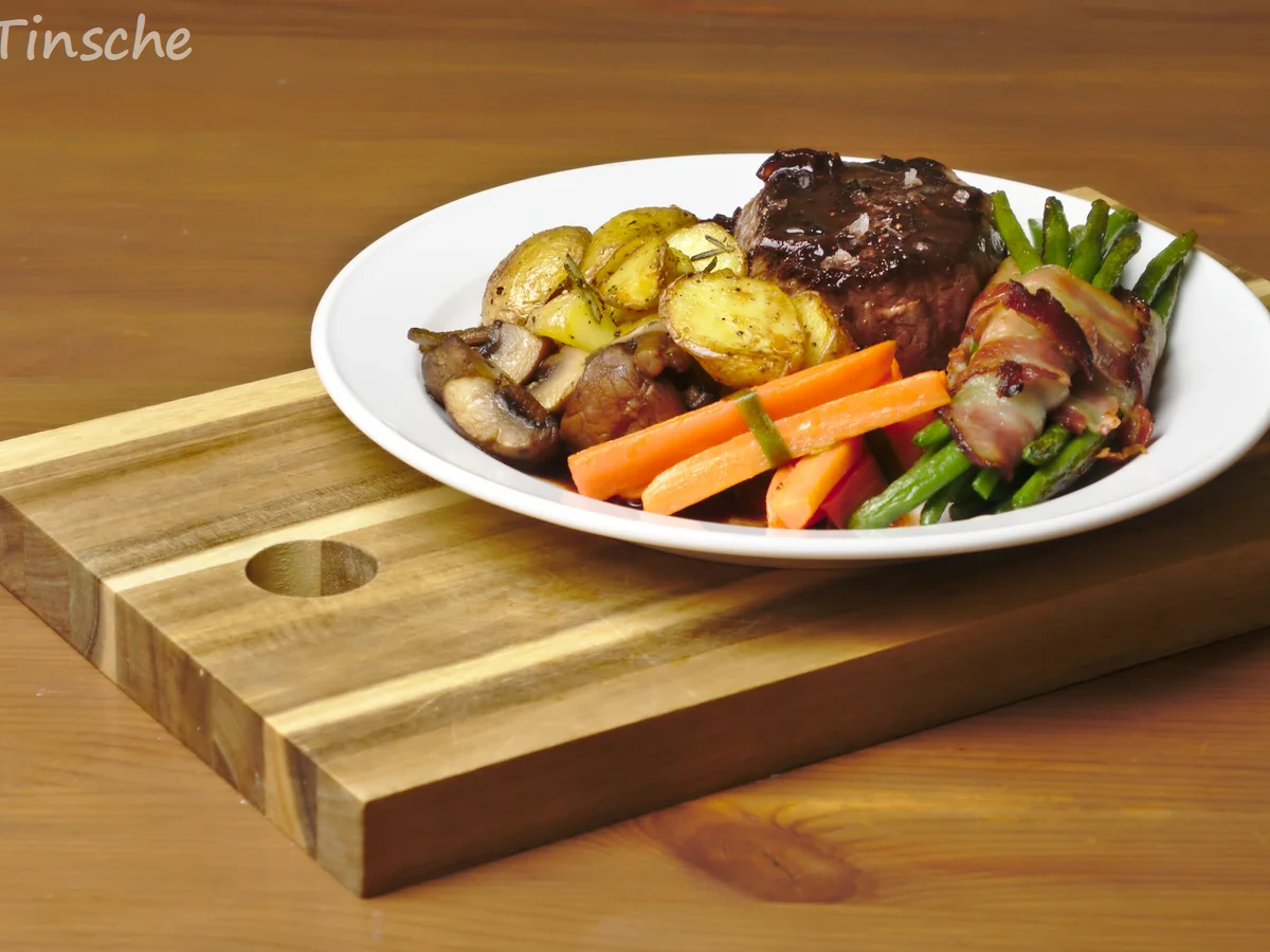 Rinderhüftsteak mit Speckbohnen; & Karottenpäckchen/ Champignons/ Rosmarinkartoffeln - Rezept - Bild Nr. 7199