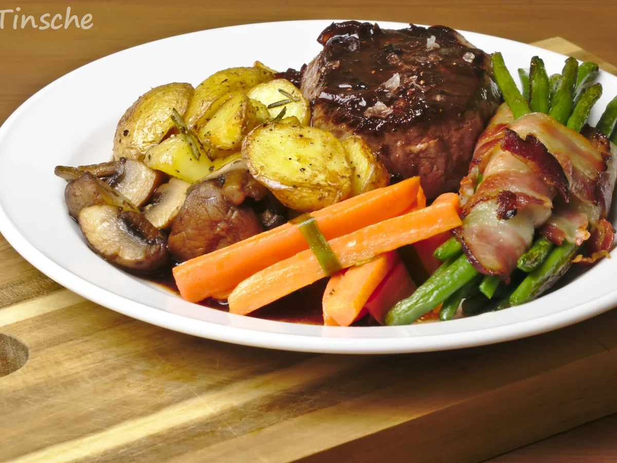 Rinderhüftsteak mit Speckbohnen; & Karottenpäckchen/ Champignons/ Rosmarinkartoffeln - Rezept - Bild Nr. 7200