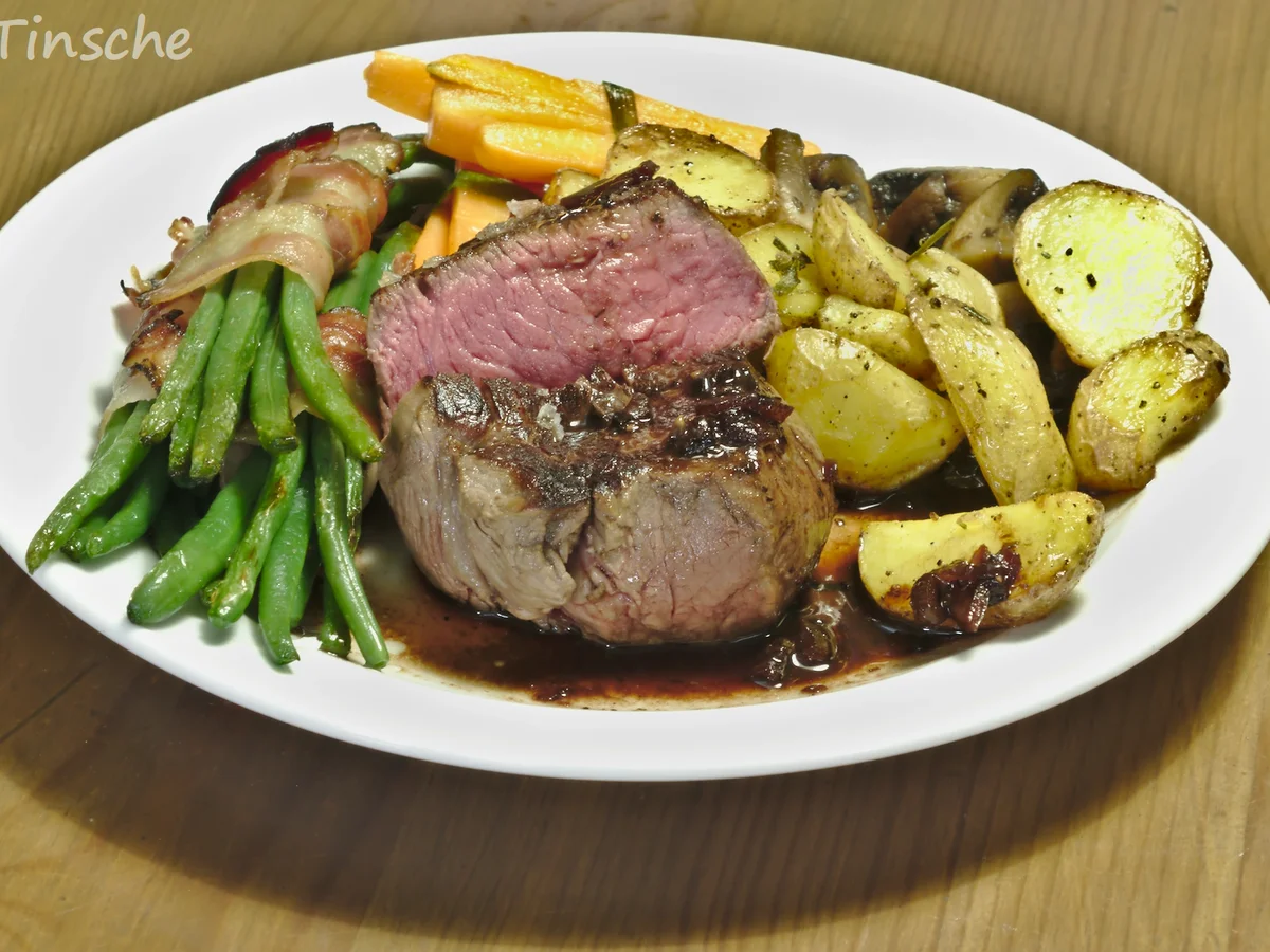 Rinderhüftsteak mit Speckbohnen; & Karottenpäckchen/ Champignons/ Rosmarinkartoffeln - Rezept - Bild Nr. 7201