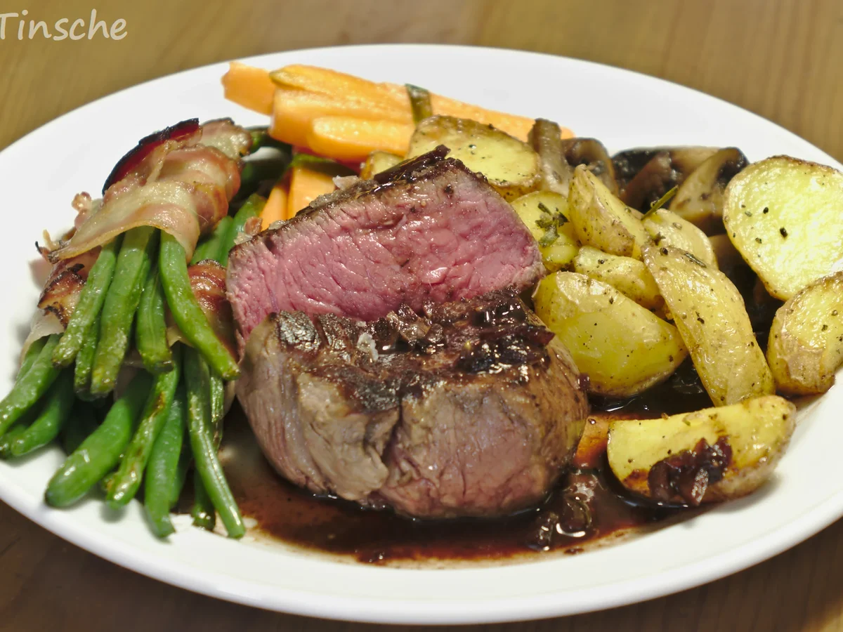 Rinderhüftsteak mit Speckbohnen; & Karottenpäckchen/ Champignons/ Rosmarinkartoffeln - Rezept - Bild Nr. 7202