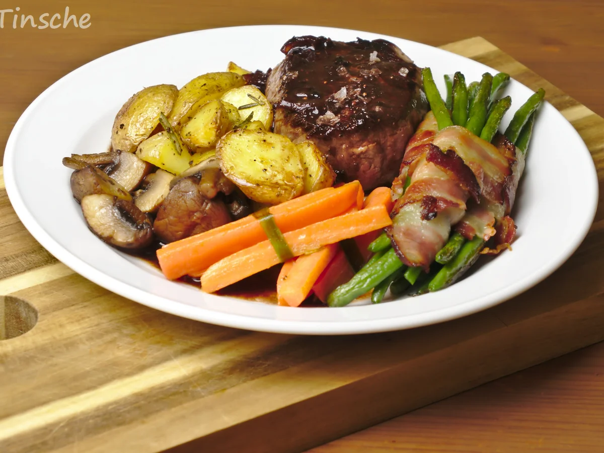 Rinderhüftsteak mit Speckbohnen; & Karottenpäckchen/ Champignons/ Rosmarinkartoffeln - Rezept - Bild Nr. 7203