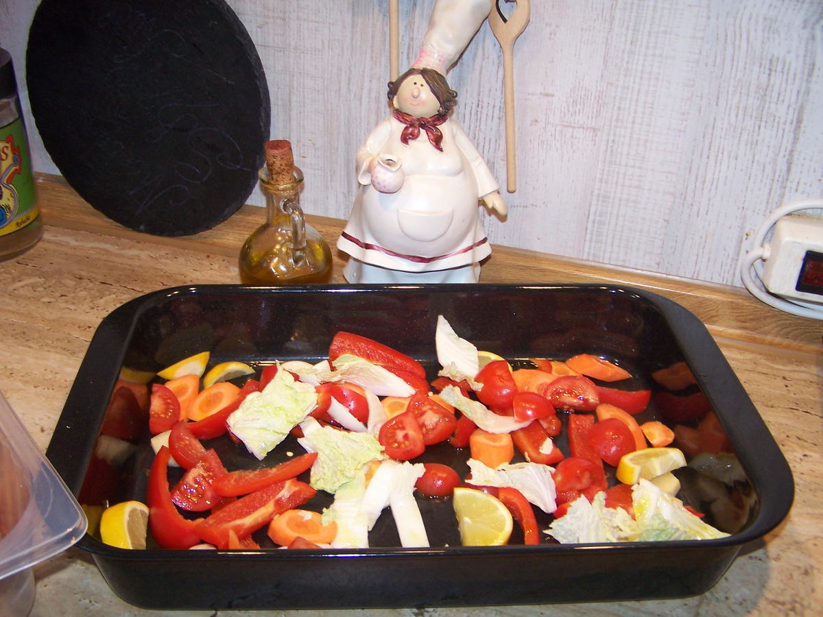 Hähnchenschlegel mit etwas Gemüse in der Pfanne aus dem Backofen - Rezept - Bild Nr. 7196