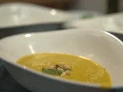 Zucchinisuppe mit Minz-Pinienkern-Pesto, dazu Walnussbrot mit Tomatenbutter - Rezept - Bild Nr. 2