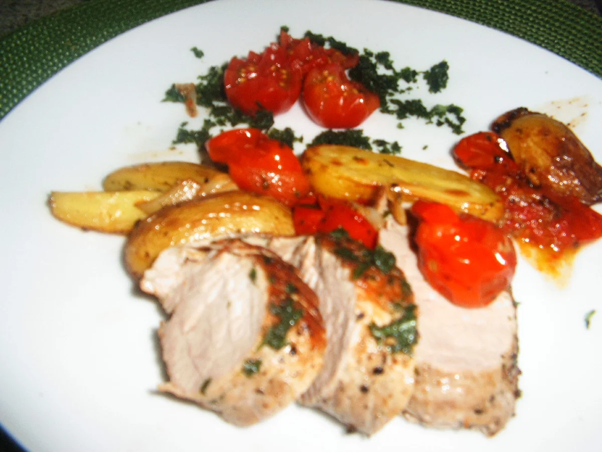 Schweinefilet mit Ofenkartoffeln und Ofentomaten - Rezept - Bild Nr. 7196