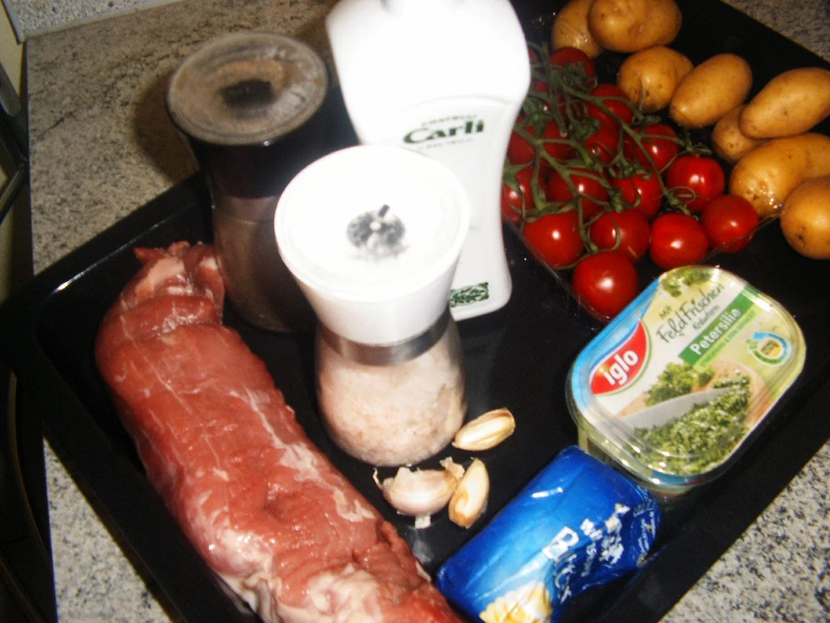 Schweinefilet mit Ofenkartoffeln und Ofentomaten - Rezept - Bild Nr. 7198