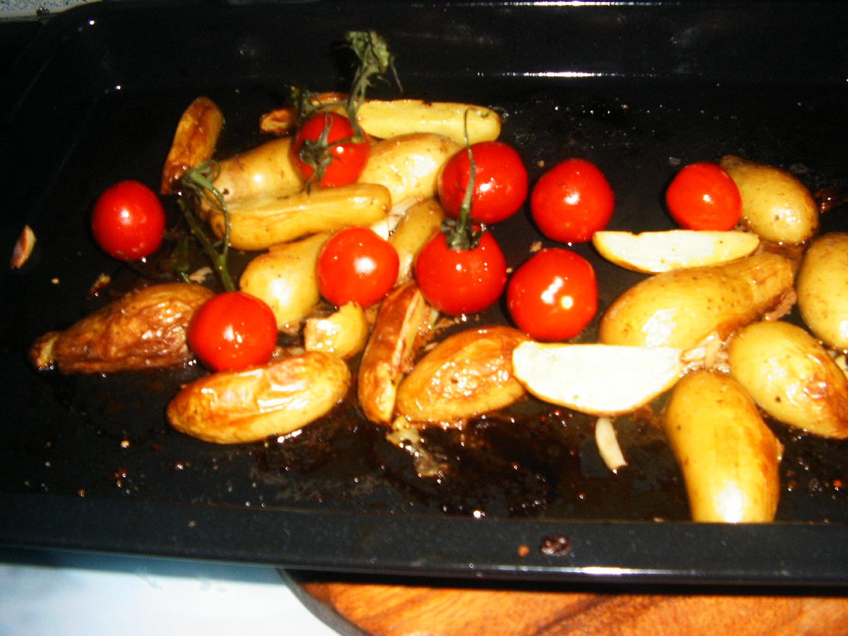 Schweinefilet mit Ofenkartoffeln und Ofentomaten - Rezept - Bild Nr. 7202