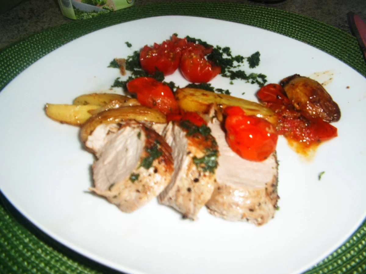 Schweinefilet mit Ofenkartoffeln und Ofentomaten - Rezept - Bild Nr. 7205